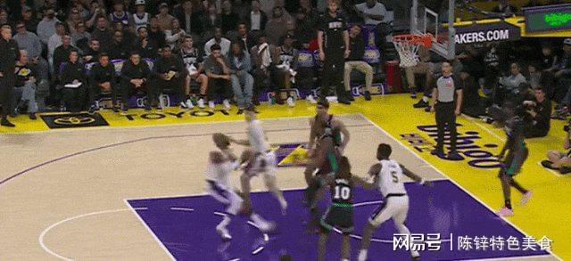 俄克拉荷马城雷霆半决赛横扫丹佛掘金，内马尔砍下22记关键球，全场沸腾的简单介绍